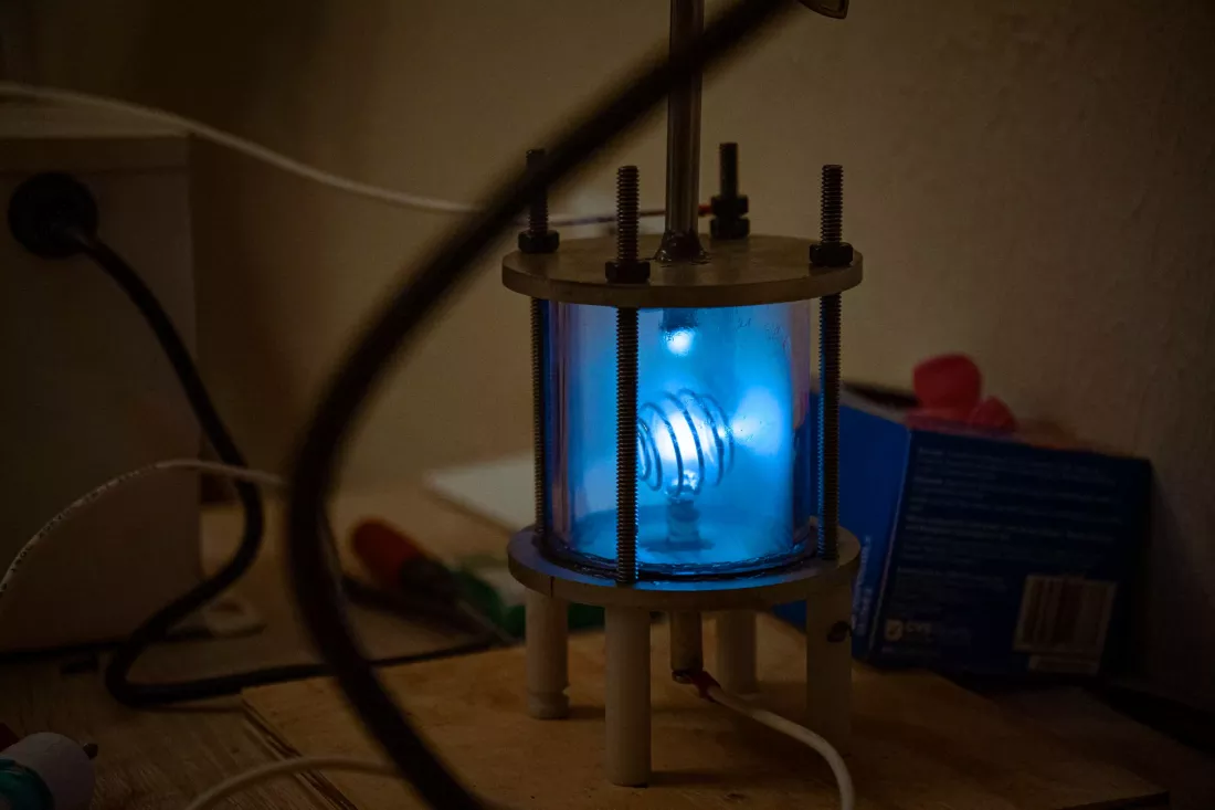 In just four weeks and with about $2,000, Hudhayfa Nazoordeen, a math major from the University of Waterloo, created a mini fusor using parts he bought online.