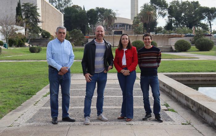 Researchers Rafael López Luque, Marta Varo Martínez, Luis Manuel Fernández de Ahumada and Álvaro López Bernal in the Rabanales Campus (University of Cordoba).