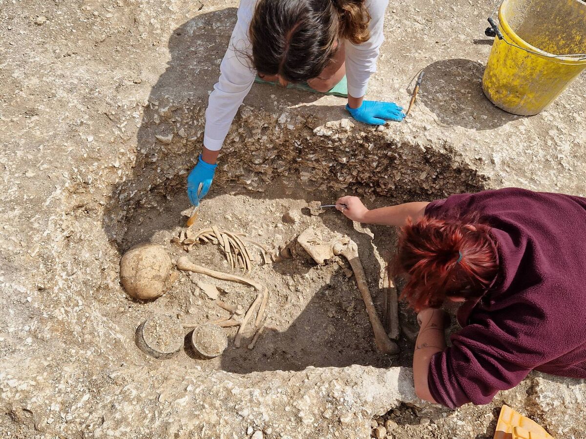 Excavating a Late Iron Age Durotriges burial at Winterborne Kingston